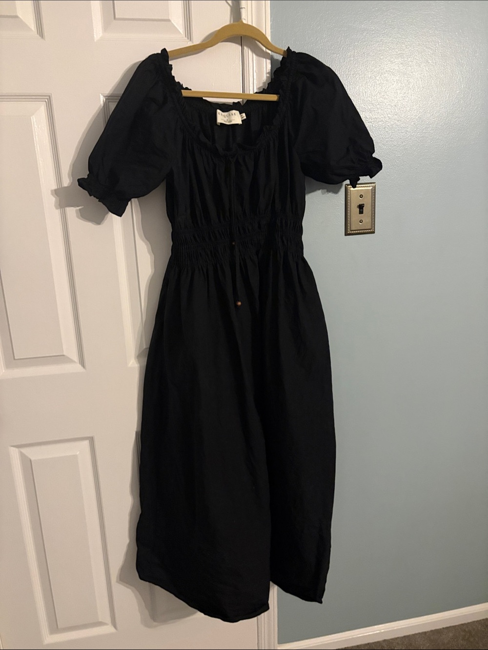 Exquise Puff-Sleeve Midi Dress